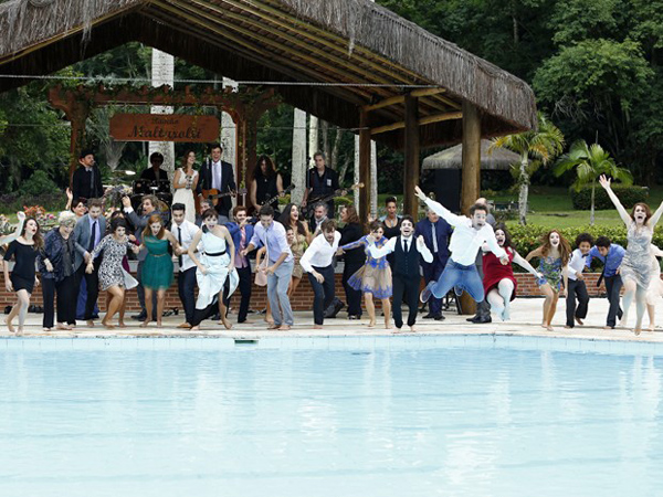 Depois do casamento no jardim, todo o elenco pula na piscina