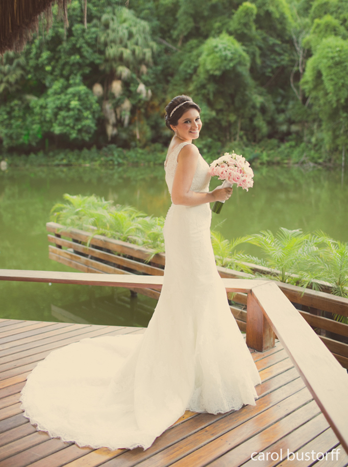 Casamento sustentável noiva em deck sobre lago