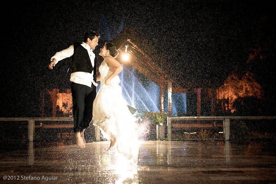 fotografia de casamento ao ar livre na chuva