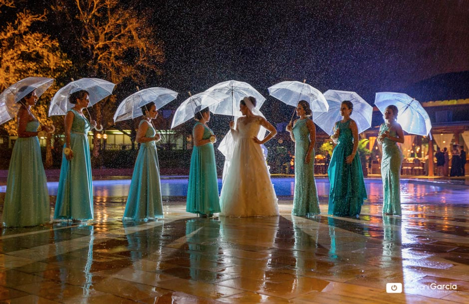 fotografia de casamento ao ar livre noiva e madrinhas na chuva